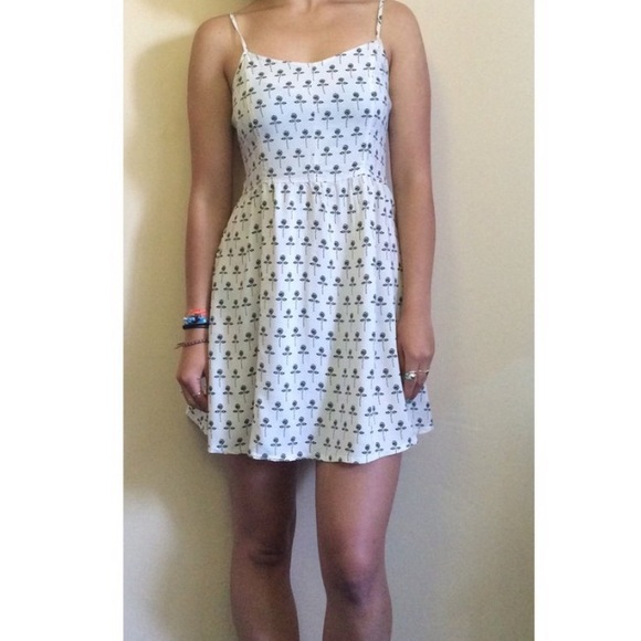 ✨ BLACK AND WHITE ROSES DRESS ✨ - Picture 5 of 5